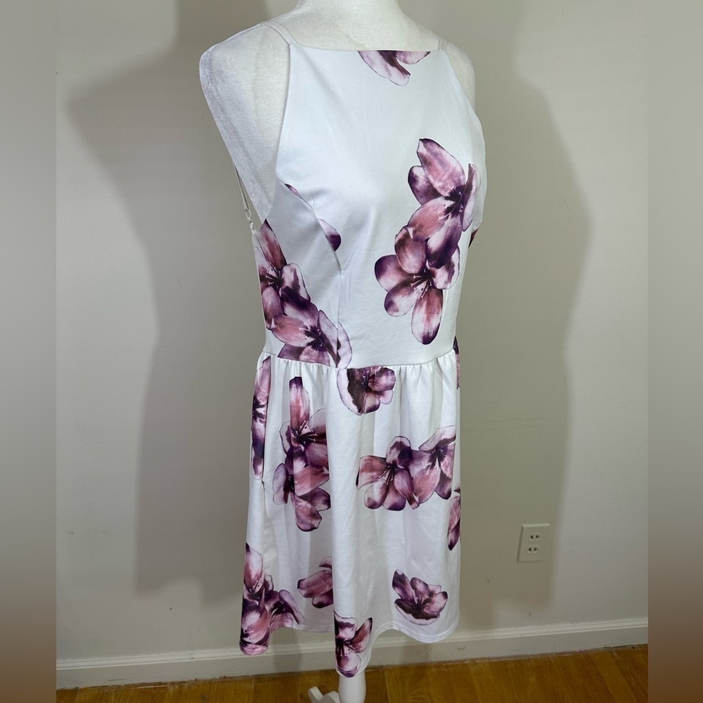Fancyinn sz XL. dress backless White with a large flora design. Lined .Zipper.